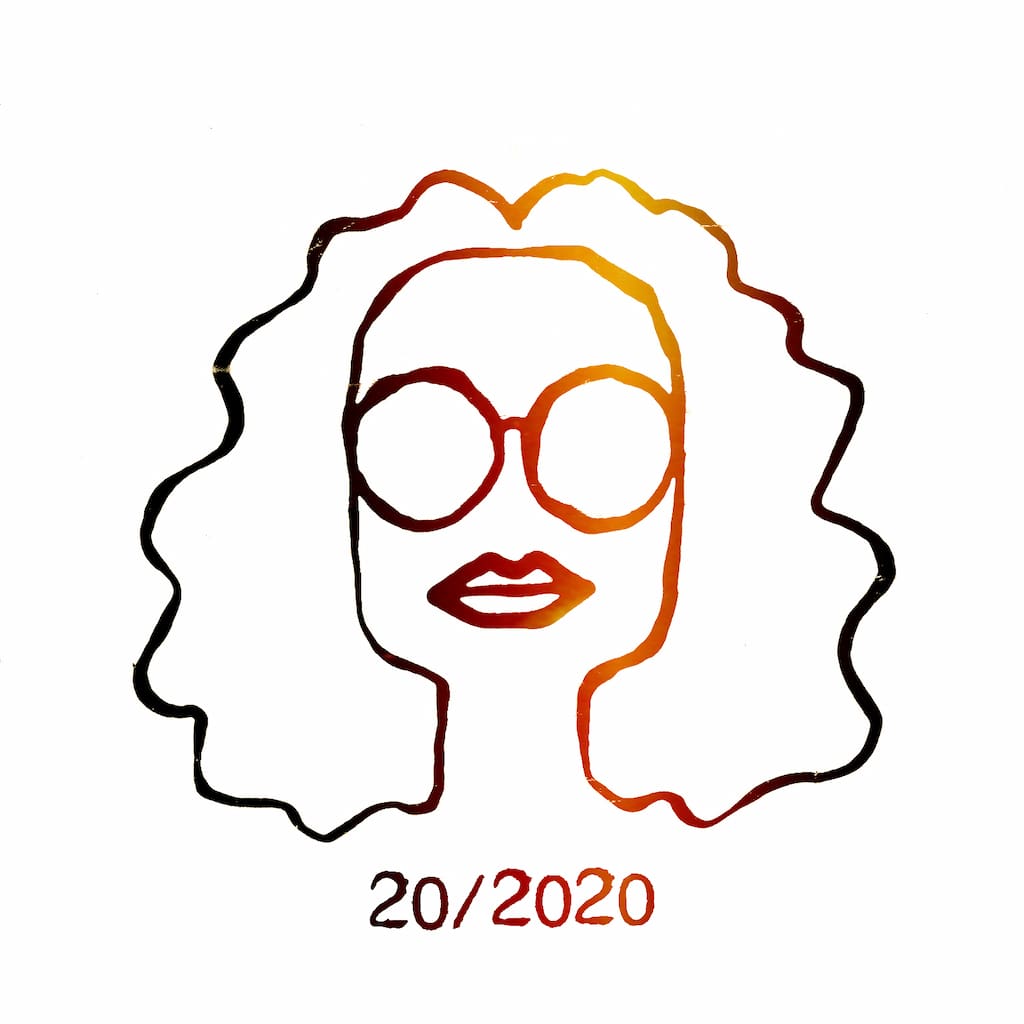 Dessin stylysé d’un visage de femme avec des lunettes rondes et de longs cheveux ondulés, avec le texte 20/2000 en police de vielle machine à écrire.