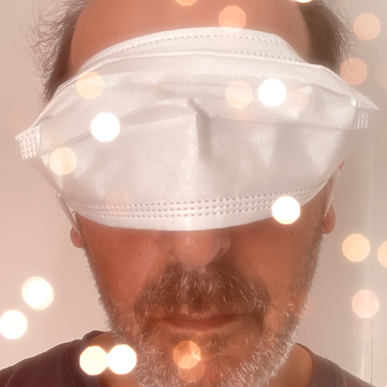 Ma tronche avec un masque FFP2 sur les yeux, avec des effets de bokeh pour faire disco, même si le morceau est tout sauf disco.